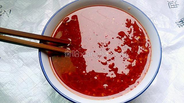 加水至辣椒两倍，煮的水用上哈。