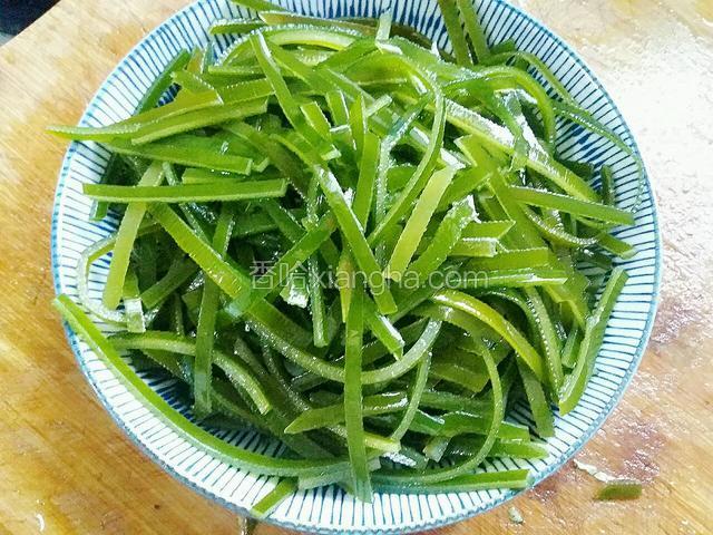 海带洗净，切两寸长
