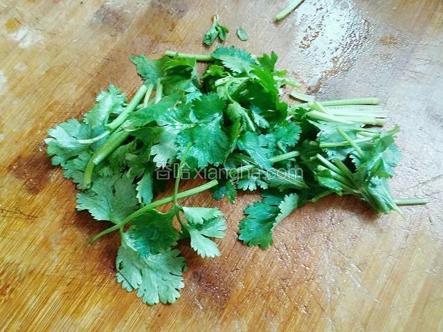 香菜洗净切段