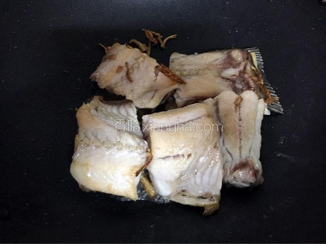 翻面继续煎至金黄色