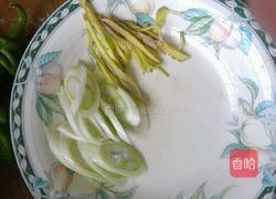 肉沫泡椒炒毛豆的做法图解1