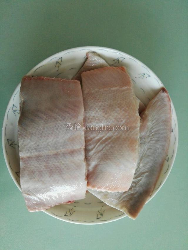 鱼去掉鱼皮、内脏，分切成块。