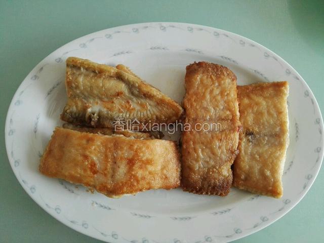 用不粘锅把鱼煎到两面金黄。