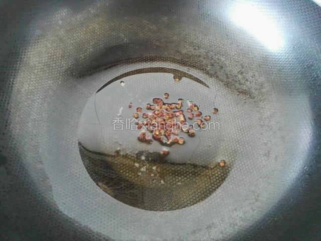 锅内放适量油，把花椒爆出香味后取出。