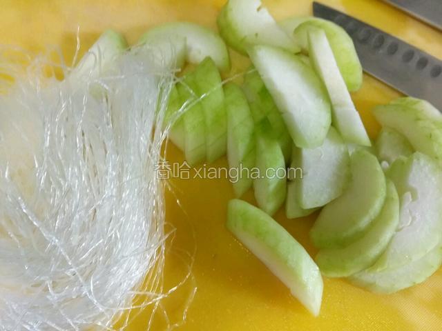 节瓜去皮切块，粉丝泡水