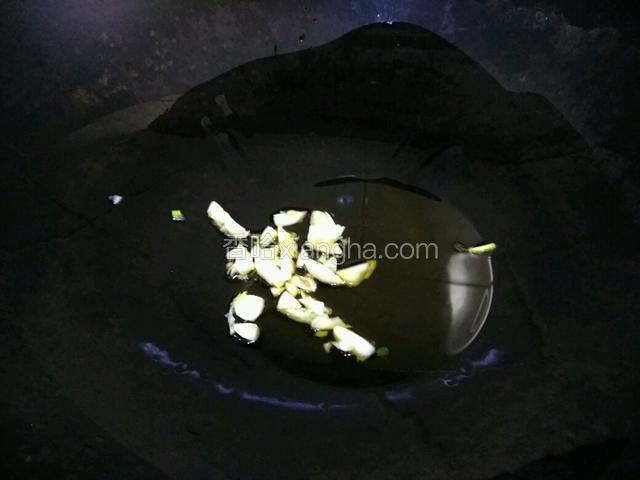 热油锅下蒜蓉爆香
