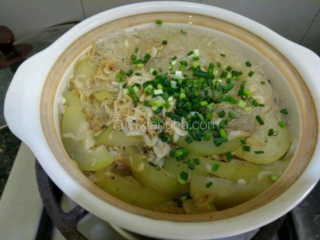 看汤汁收汁，给葱花，鸡精，搅拌均匀，关火出锅