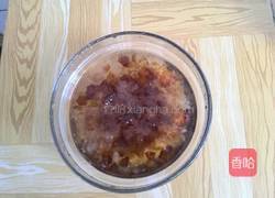 冰糖牛奶炖桃胶的做法图解2