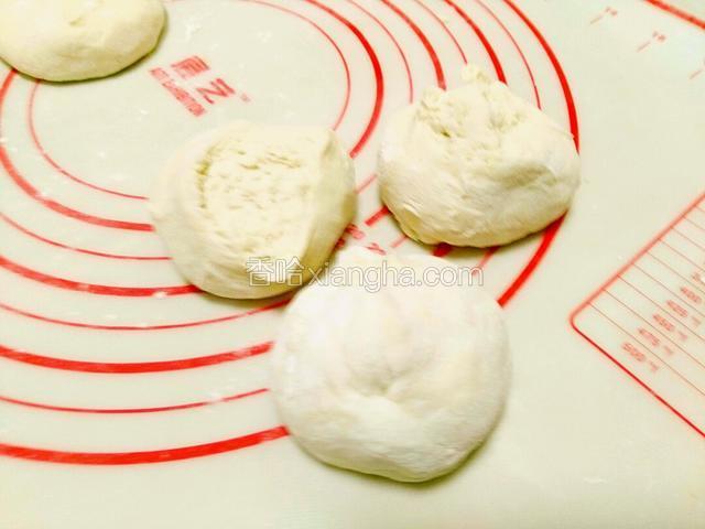 揉均匀搓长条揪剂子，一个剂子量可以随意。