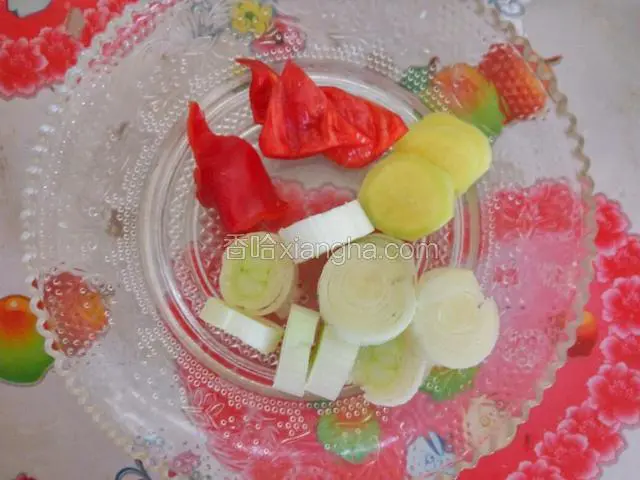 准备葱姜和红椒