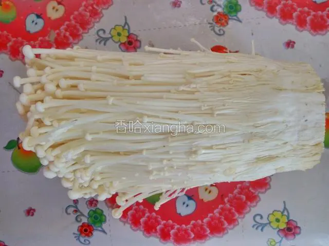 金针菇一个，去掉根部洗净掰成小块