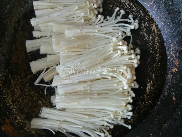 锅中烧开水，放金针菇焯烫