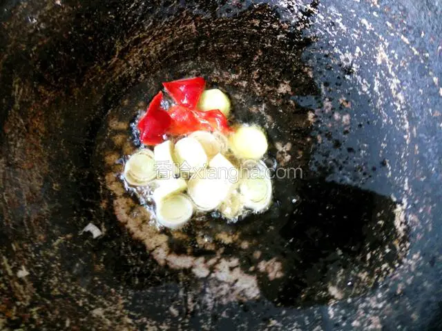 锅中烧热适量油，爆香葱姜 红椒