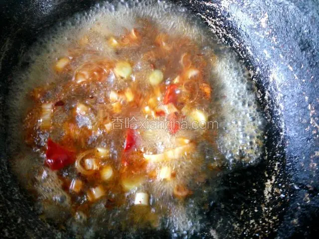 加适量热水，加盐 调味