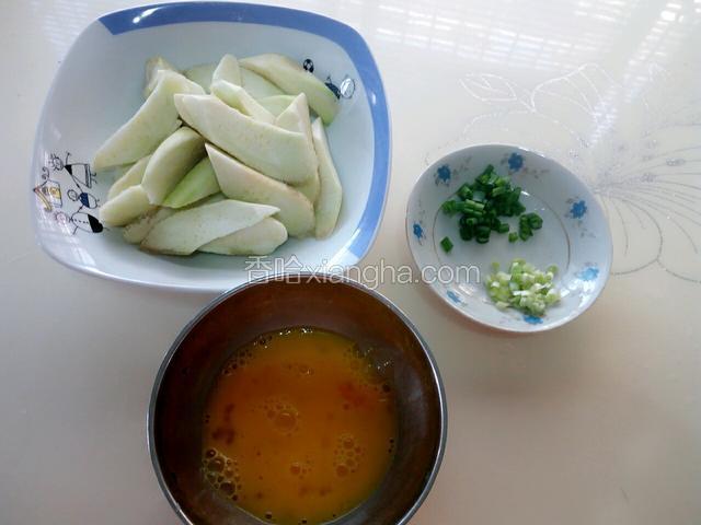 准备材料:丝瓜切滚刀块，鸡蛋打散，葱分别切葱花、葱粒。