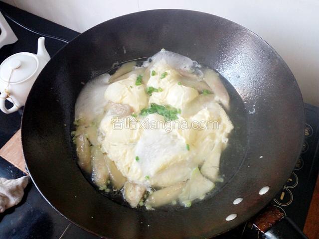 待水烧沸时加入打散的鸡蛋，加适量盐调味，洒入葱花，起锅。