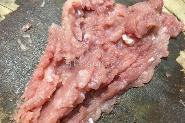 猪瘦肉剁成肉糜；