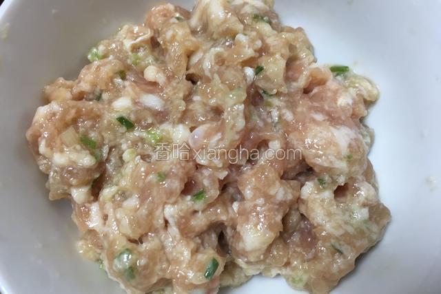 用料酒，葱姜，盐调味；用筷子搅拌均匀；