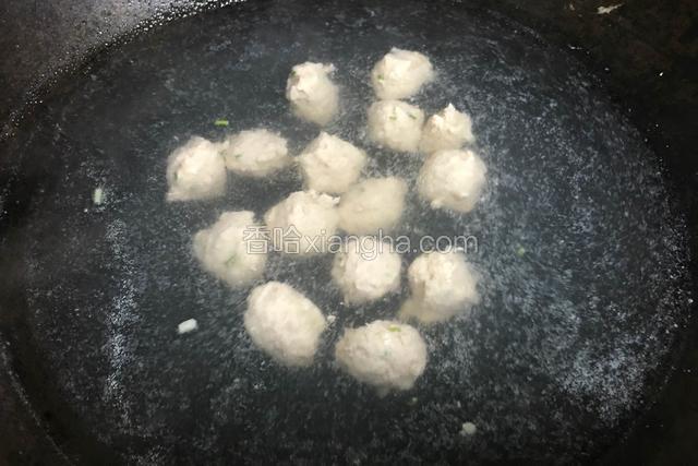 锅内烧水，丸子入锅焯水；