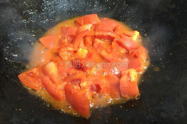 锅内加适量食用油，番茄入锅煸炒；