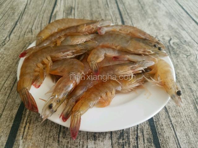 将虾的须剪掉，去虾线洗干净。