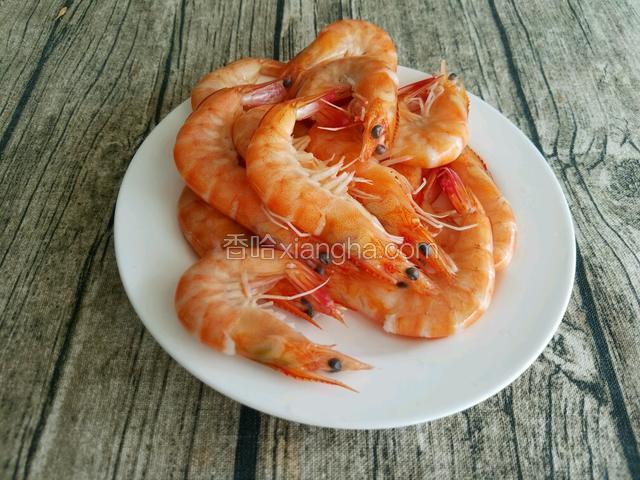煮好的虾捞出来备用。