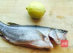 清蒸柠檬鲈鱼的做法图解1
