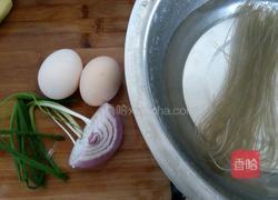 洋葱鸡蛋炒粉条的做法图解1