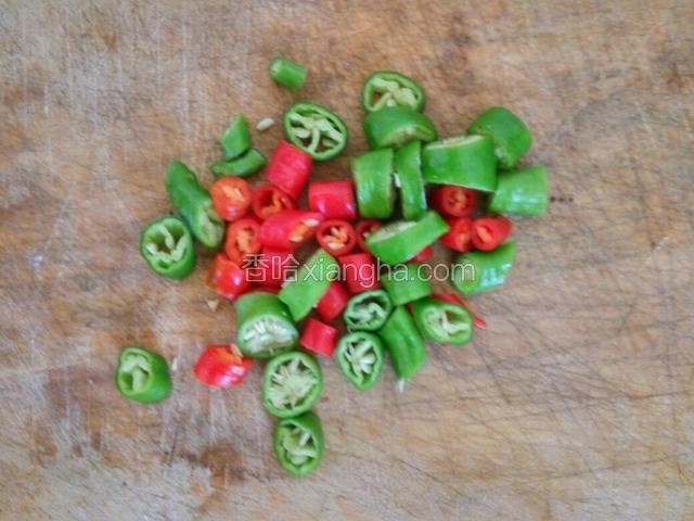 青红辣椒三个洗净，切小块