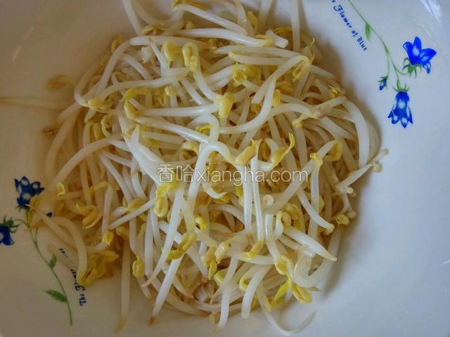 焯烫一下绿豆芽，放在金针菇上