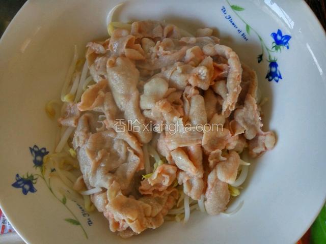 水在次烧开，加少许料酒放入肥牛片焯烫，变色捞出放在绿豆芽上