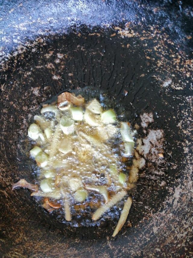 锅中放稍微多一点的油，爆香葱姜蒜