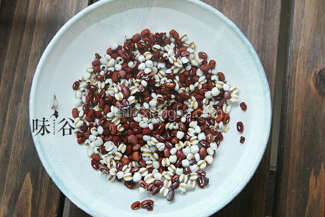 将等量的薏米、红豆洗净后在水中泡一夜。