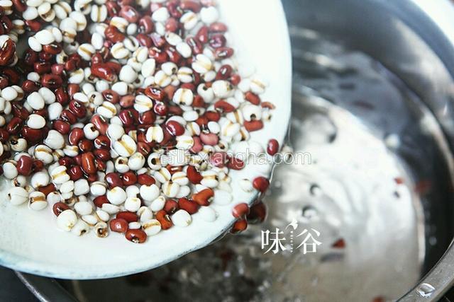 薏米和红豆放入锅中，加够足够水，开火至锅中水开后，直接煮至豆子软烂。