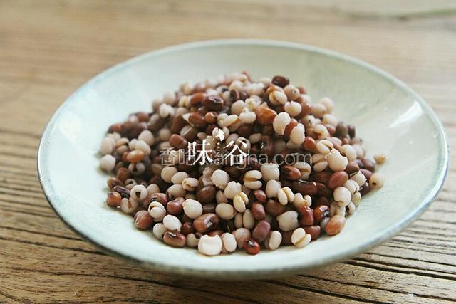 煮熟的豆汤去掉汤水，留下红豆薏米。