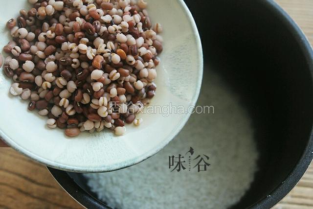 倒入熟薏米、红豆，加适量水，按煮饭键煮熟即可。