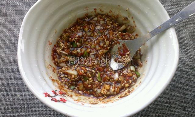 小碗里放大蒜末，葱末，盐，胡椒粉，孜然辣椒粉，倒些橄榄油，生抽拌匀成酱料