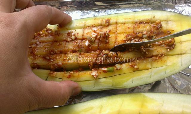 把酱料摸到茄子上，把缝隙里也涂上酱料