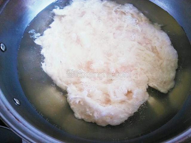 步骤2中做好的混合物放入氽小白菜的水中，小火加热2分钟就能看见滑嫩的豆花儿了