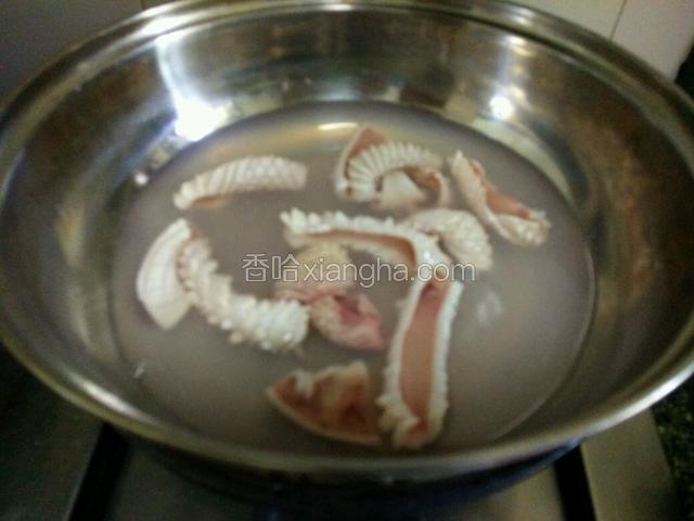 鱿鱼过水，水滾关火，泡一下，捞起备用