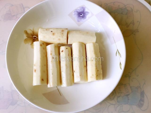 山药去皮切成小段，放蒸锅蒸熟。