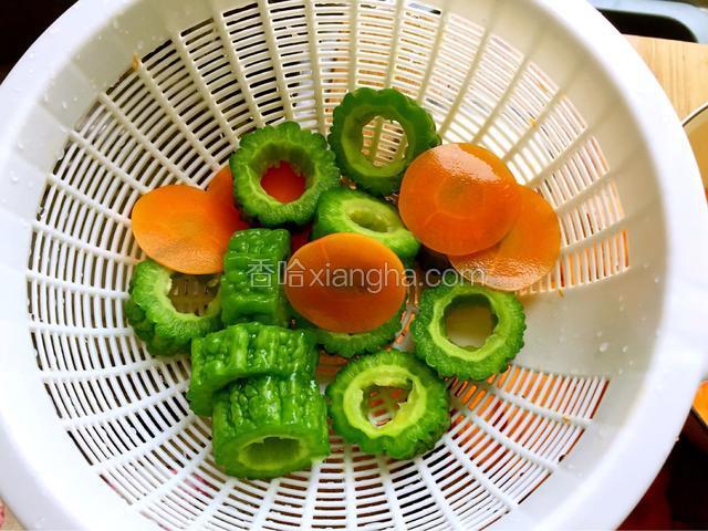 捞出过一下凉开水沥干备用。