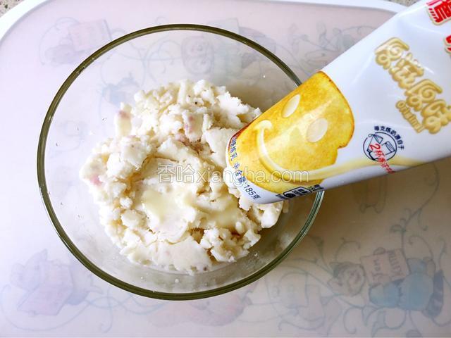 放入碗中，加入炼奶，用勺子拌匀。