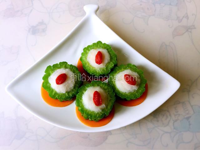 再将温水泡过的枸杞放在上面点缀一下。