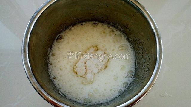 把糖和盐放入蛋清中。