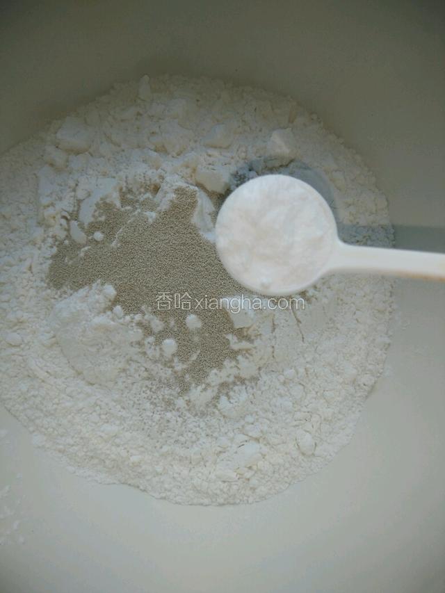 面粉放盆里，放入酵母和小苏打