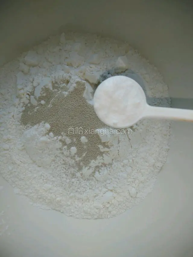 面粉放盆里，放入酵母和小苏打