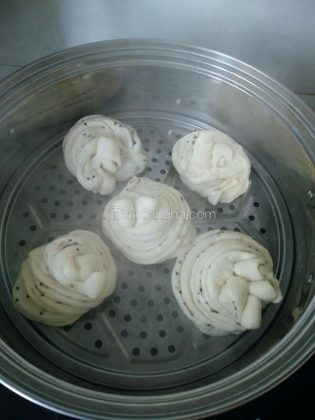 蒸锅加水烧开，放入醒好的花卷