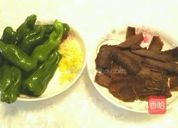 青椒炒卤牛肉的做法图解1