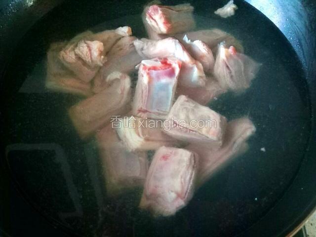 锅内烧开水羊排下锅打水焯，变色捞出。